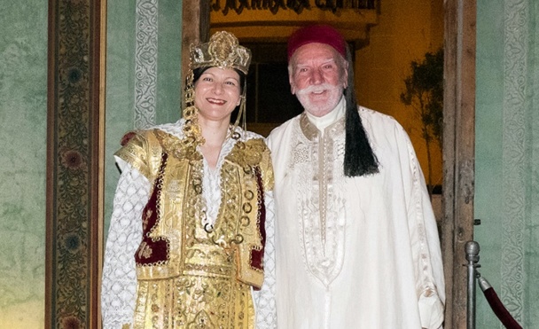 Leila Tekaia, directrice de l’ONTT]b pour la France, et b[Pierre Amalou,]b tous deux revêtus des habits et bijoux traditionnels d’un mariage de la région de Sousse, scellent symboliquement le soutien à la destination. /photo dr