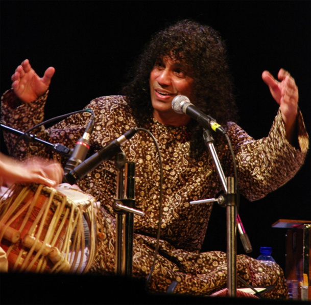 Pandit Shivkumar, artiste originaire de Goa invite  un voyage sonore au coeur des traditions indiennes.