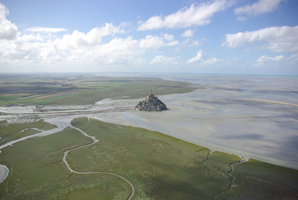 Shades of green, gray, beige….Where is the earth, where is the sea, in this mixture of meadows, polders, and strangely traced veins? DR : J-F.R.