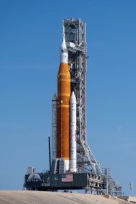 Le lanceur SLS de la mission Artemis I sur le pas de tir peu avant son lancement - DR : NASA, Joel Kowsky, Wikimedia Commons