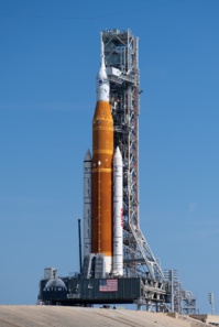 Le lanceur SLS de la mission Artemis I sur le pas de tir peu avant son lancement - DR : NASA, Joel Kowsky, Wikimedia Commons Le lanceur SLS de la mission Artemis I sur le pas de tir peu avant son lancement - DR : NASA, Joel Kowsky, Wikimedia Commons