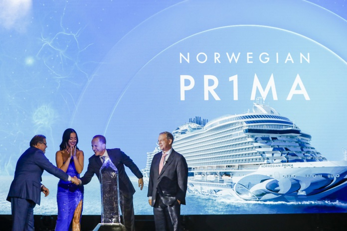 La marraine du Norwegian Prima, Katy Perry, est montée sur la scène principale pour nommer et baptiser officiellement le navire en brisant une bouteille de champagne sur la coque - DR : Getty Images for Norwegian Cruise Line