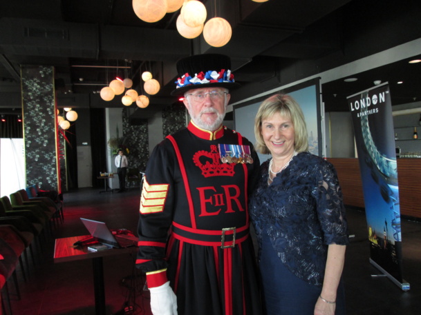 Barbara Jamison, directrice de London & Partners avec l'un des 37 gardes de la Tour de Londres qui avait lui aussi fait le voyage à Paris. Photo MS