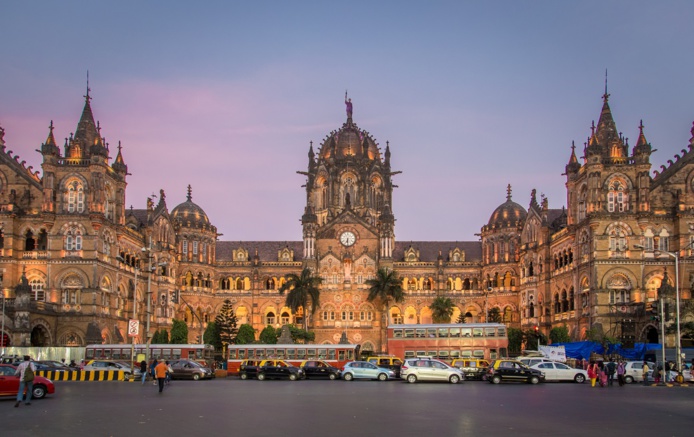 La Gare de Chhatrapati Shivaji, anciennement Victoria Terminus, est l'une des gares les plus actives de l'Inde - DR : DepositPhotos.com, paulprescott