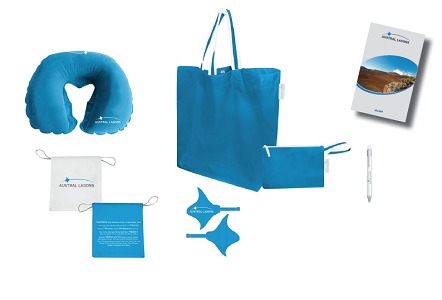 Le carnet de voyages d'Austral Lagons contient un sac, un oreiller, un guide destination, un stylo et des étiquettes bagages - DR