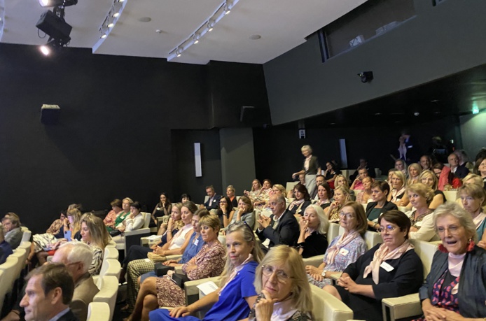 De nombreux hommes dans l'assistance, attentifs et discrets (©BC) De nombreux hommes dans l'assistance, attentifs et discrets (©BC)