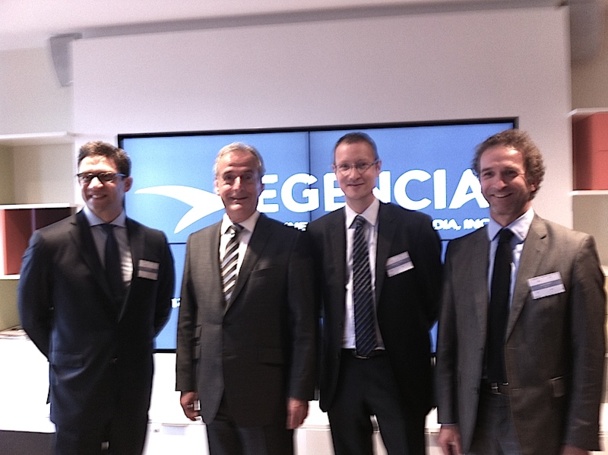 Rob Greyber, le président monde d'Egencia, Jacques Kossowski le député maire de Courbevoie, Christophe Peymirat, le vice-président senior, le député et Jérôme Fouque, le directeur France lors de l'inauguration du nouveau siège européen d'Egencia à La Défense. DR Photo TourMag