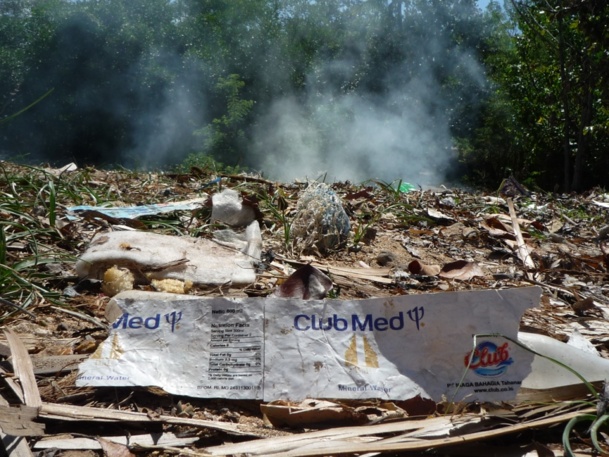 La case de l'Oncle Dom: les poubelles c'est pas fait pour les chiens !
