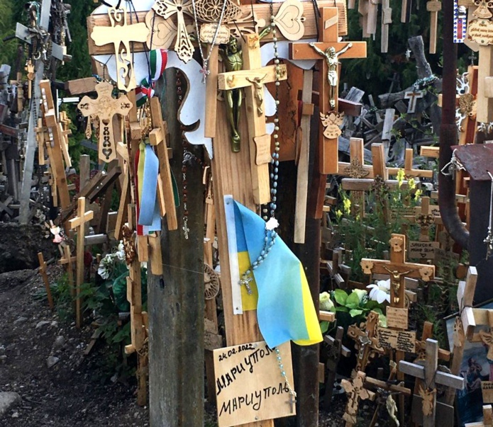 Sur la "colline des croix", près de Šiauliai, les Lituaniens viennent en pèlerinage manifester leur foi mais aussi leur attachement à la liberté et la démocratie (Photo PB).