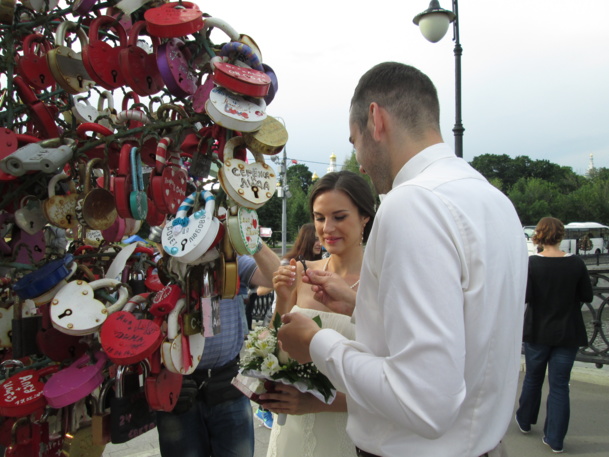 Jeunes mariés sur le "Pont de l'Amour" - DR : M.S.