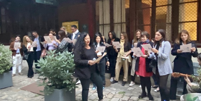 L'équipe interprète à sa façon les "10 ans" d'Alain Souchon. L'équipe interprète à sa façon les "10 ans" d'Alain Souchon.