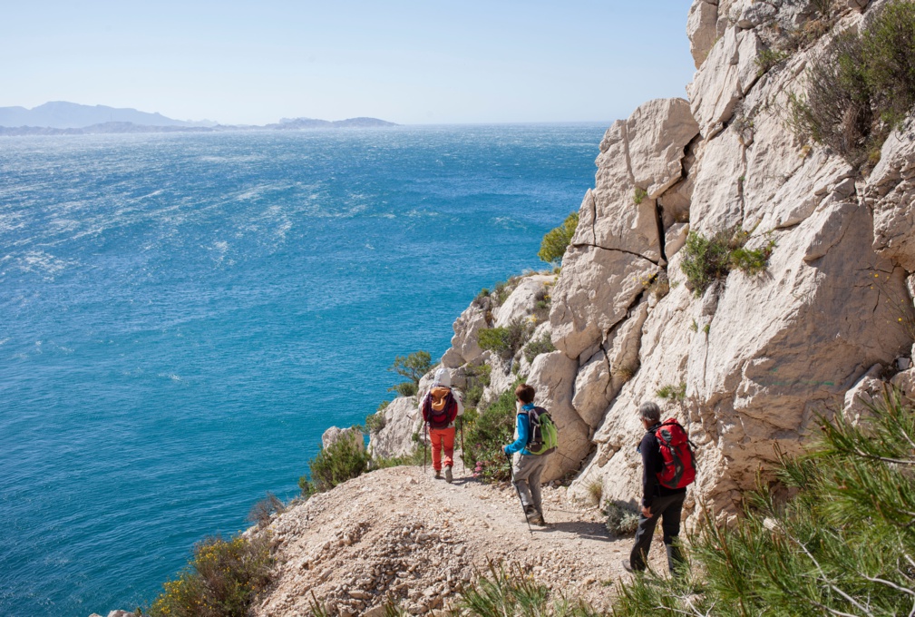 randonnée au bord de la mer méditerranée © delkoo - stock.adobe.com