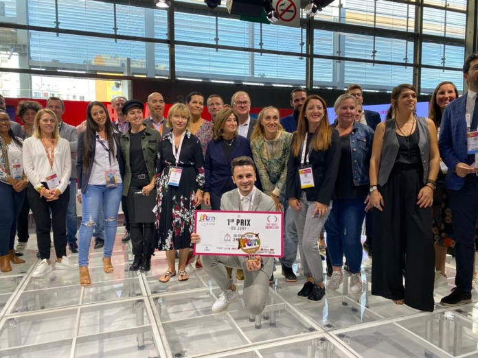 Le gagnant de la Travel Agents Cup 2022 entouré du jury et des autres candidats - Photo BC Le gagnant de la Travel Agents Cup 2022 entouré du jury et des autres candidats - Photo BC