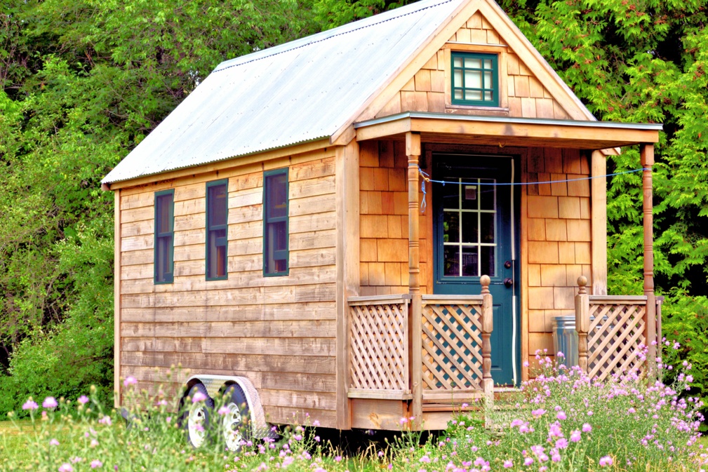 Vue de la petite maison avec porche © lowphoto - stock.adobe.com