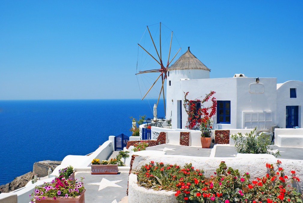 Architecture traditionnelle du village d'Oia sur l'île de Santorin en G © Y. Papadimitriou