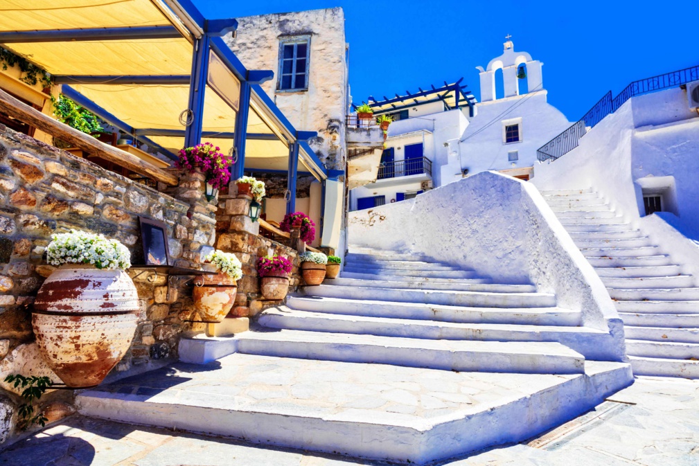 Traditional Greece - charming floral streets with tavernas, Naxos island, Cyclades © - stock.adobe.com Traditional Greece - charming floral streets with tavernas, Naxos island, Cyclades © - stock.adobe.com