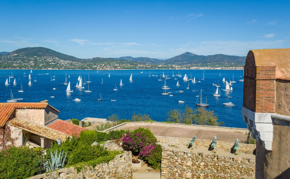 Musée maritime au vieux fort au-dessus de la ville de Saint-Tropez et vue sur le mouillage des yachts © AlexanderNikiforov - stock.adobe.com