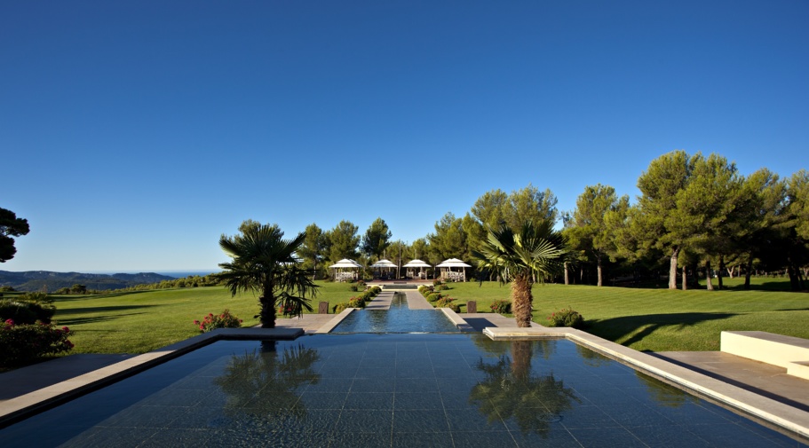 Vue de la piscine de l'Hôtel du Castellet, un Relais & Chateaux de Provence