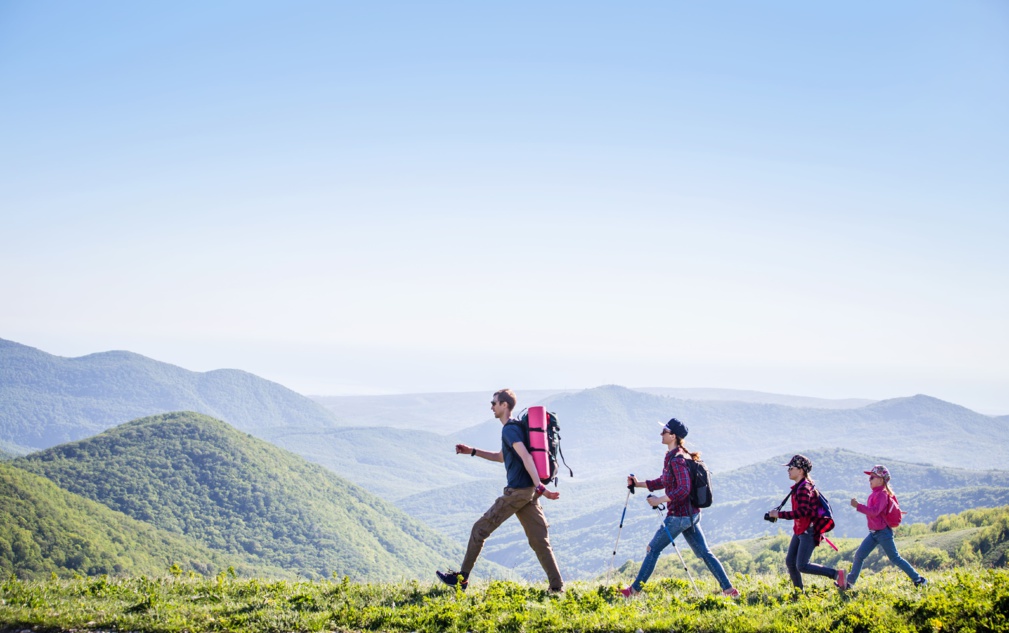 Famille en randonnée © yanlev - stock.adobe.com Famille en randonnée © yanlev - stock.adobe.com