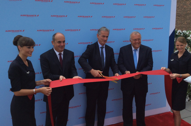 The Air France team during the inauguration of the first Boeing equipped with the new cabin. DR