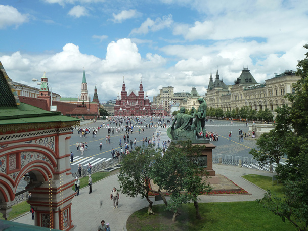 Dire que Moscou est belle serait exagéré. La capitale russe est une immense métropole (près de 16 millions d’habitants), rude, chamarrée, intriquée. Les pépites architecturales du Kremlin et de la place Rouge font exception - DR : JDL