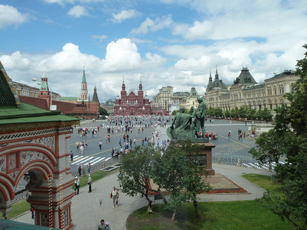 Dire que Moscou est belle serait exagéré. La capitale russe est une immense métropole (près de 16 millions d’habitants), rude, chamarrée, intriquée. Les pépites architecturales du Kremlin et de la place Rouge font exception - DR : JDL Dire que Moscou est belle serait exagéré. La capitale russe est une immense métropole (près de 16 millions d’habitants), rude, chamarrée, intriquée. Les pépites architecturales du Kremlin et de la place Rouge font exception - DR : JDL