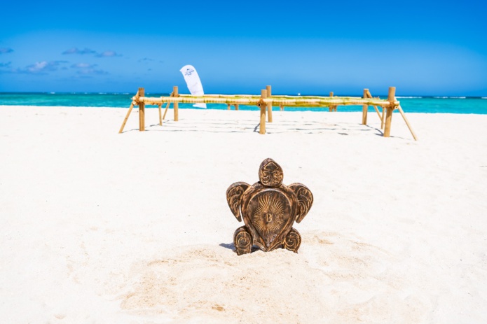 Les 10 meilleurs vendeurs et 2 vendeurs tirés au sort embarqueront à bord d’un vol Corsair, direction le Shandrani Beachcomber Resort & Spa en compagnie de Denis Brogniart. - DR