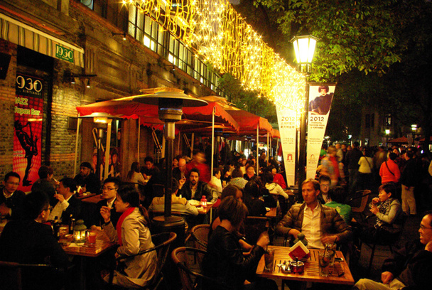 Le quartier de Xin Tian Di abrite les bars et restaurants parmi les plus audacieux de Shanghai. Dans l’ancienne concession française, ce petit carré de rues est le spot favori des expatriés et des nouveaux golden boys chinois - DR : J-F.R. Le quartier de Xin Tian Di abrite les bars et restaurants parmi les plus audacieux de Shanghai. Dans l’ancienne concession française, ce petit carré de rues est le spot favori des expatriés et des nouveaux golden boys chinois - DR : J-F.R.