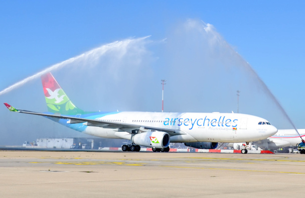 Le baptême du premier vol d'Air Seychelles à Paris, après plus de deux années d'absence. DR Le baptême du premier vol d'Air Seychelles à Paris, après plus de deux années d'absence. DR