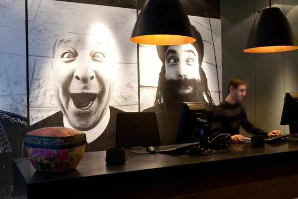 A l'entrée, 4 conseillers voyages orientent les clients- Crédit photo Marion Osmont A l'entrée, 4 conseillers voyages orientent les clients- Crédit photo Marion Osmont