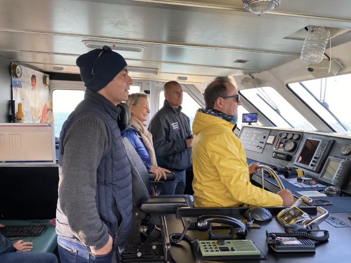 Capitaine d'une heure à la barre du Jolie France 3 vers les îles Chausey (©Danielle Dumas CRT)