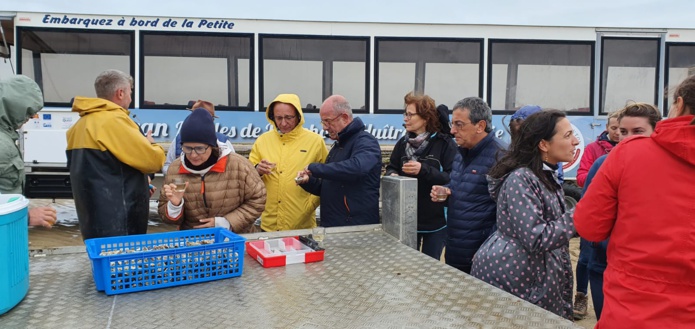 La balade avec Anton s'achève par une dégustation d'huitres tout juste sorties du parc (©DR) La balade avec Anton s'achève par une dégustation d'huitres tout juste sorties du parc (©DR)