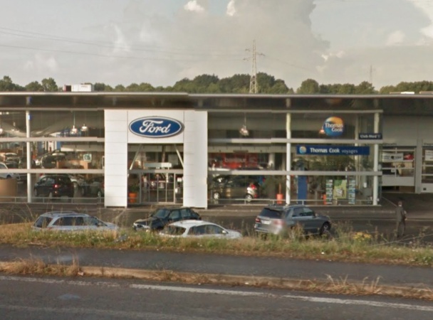 Une agence franchisée Thomas Cook, située à Saint-Herblain dans la banlieue de Nantes, a choisi de s'installer au sein même de la concession Ford du groupe Mustière Automobiles ! - DR
