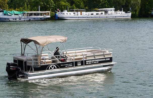 My Paris River propose aux entreprises de privatiser un bateau, totalement adaptable et modulable, pour (re)découvrir Paris depuis la Seine - DR : MyParisRiver