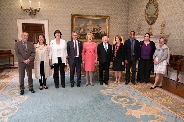 Les représentants français au Sommet du Tourisme à Dublin. De gauche à droite : Pierre Lumbroso, Vacances Transat ; Farida Chikhaoui, Aer Lingus ; Caitriona Butler, Irish Ferries ; Serge Fonseca, Directeur Marketing BtoB Tourisme Irlandais, Madame Sabine Higgins, Monsieur Michael D. Higgins, Président de la République ; Finola O’Mahony,  Directrice Europe Tourisme Irlandais ; Thomas Bergéal, Opodo ; Agnès Nicolas, Comptoir des Voyages et Florence Gourdon, Brittany Ferries - Photo DR