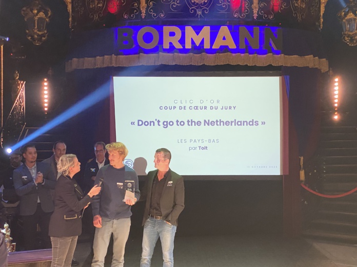 Adeline Sullivan, Worldai, remet son trophée à Benjamin, au côté de Jean Pinhero (©BC) Adeline Sullivan, Worldai, remet son trophée à Benjamin, au côté de Jean Pinhero (©BC)