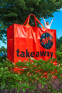 "Takeaway" par Clay Apenouvon