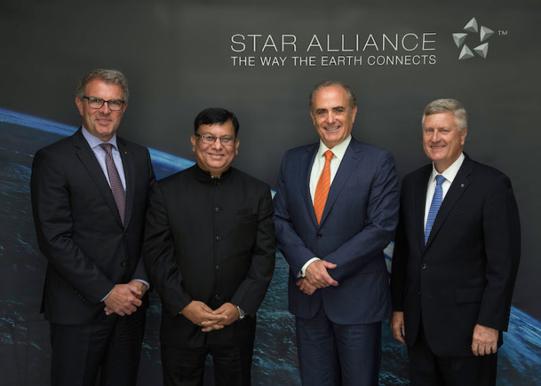 La haute direction du réseau Star Alliance accueille Air India; 27e transporteur aérien membre : (de g. à d.) Carsten Spohr, chef de la direction de Lufthansa; Rohit Nandan, directeur délégué d'Air India; Calin Rovinescu, chef de la direction d'Air Canada; Mark Schwab, chef de la direction - Star Alliance. (Groupe CNW/STAR ALLIANCE)