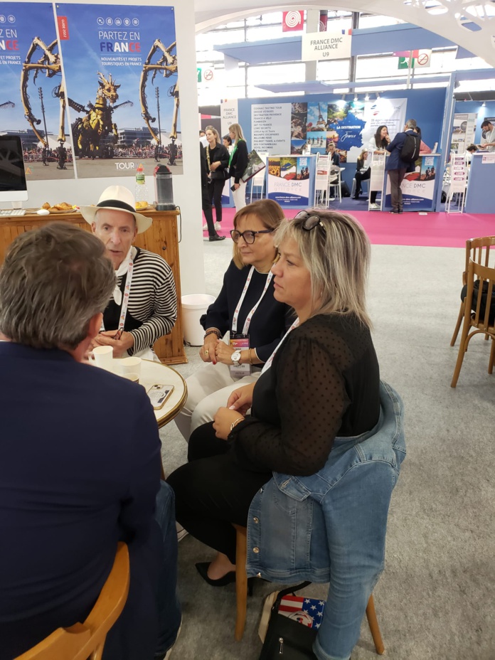 Véronique Halbout, Savoie-Mont Blanc, et Céline Jaijko, Carrefour Voyages (à D) Véronique Halbout, Savoie-Mont Blanc, et Céline Jaijko, Carrefour Voyages (à D)