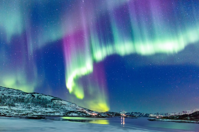 Les aurores boréales, c'est voir le ciel embrasé de vert, parfois de rouge et de violet ; la lumière dynamique qui tournoie, s’allonge ou monte en tourbillon - DR : DepositPhotos.com, shalamov