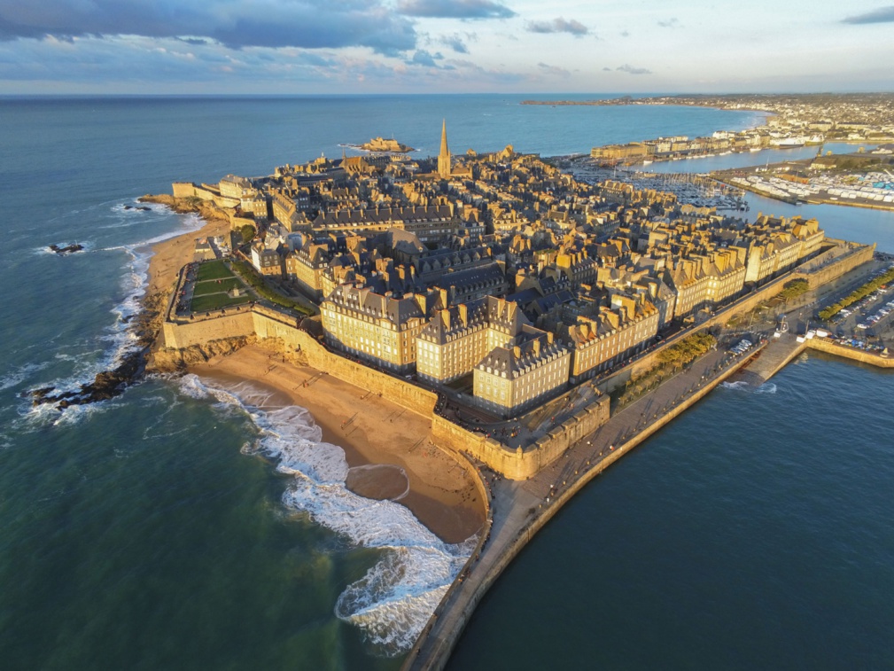 Saint Malo au coucher du soleil © JeanMichel - stock.adobe.com