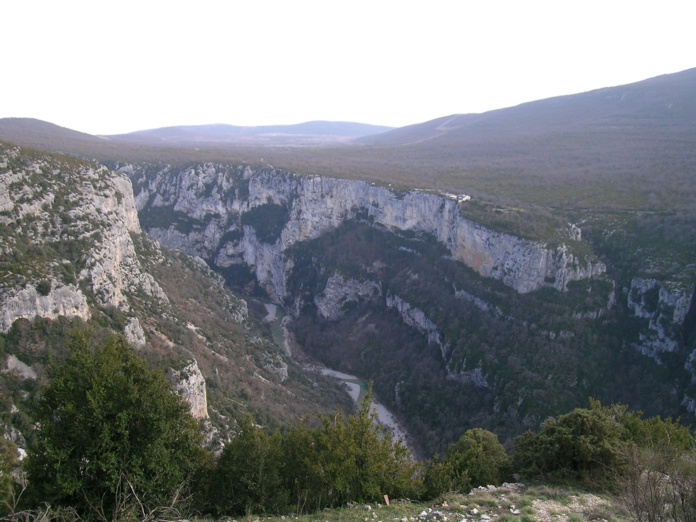 En automne, c’est l’heure de prendre le volant d’un van pour sillonner les Gorges du Verdon enfin "respirables" - DR : J.-F.R.