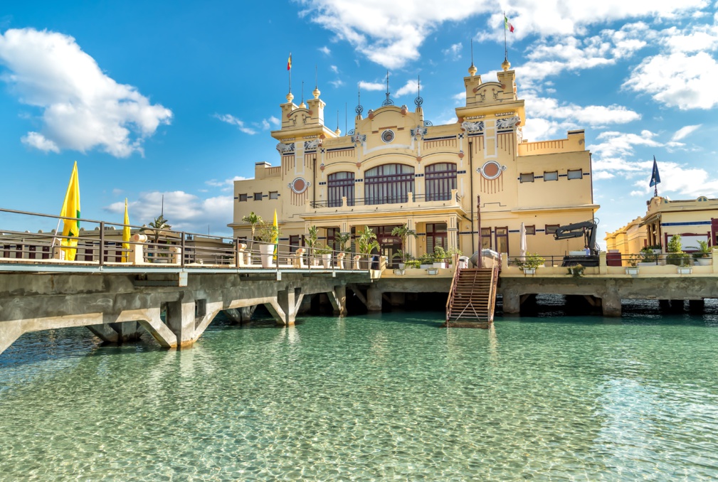 Vue de Charleston, l'établissement de plage de Mondello sur la mer à Palerme, Sicile, Italie © EleSi - stock.adobe.com