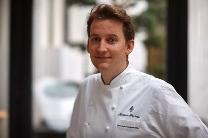 Maxime Frédéric du Cheval Blanck surpervise les pâtisseries (©Cheval Blanc)