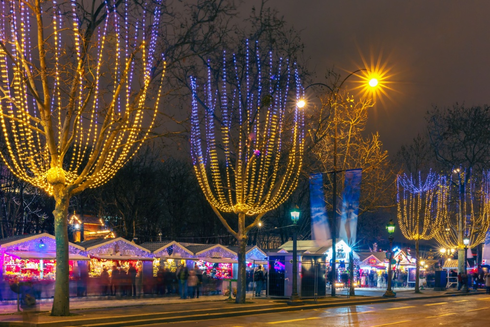 Marché de Noël sur les Champs Elysées à Paris la nuit © Kavalenkava - stock.adobe.com