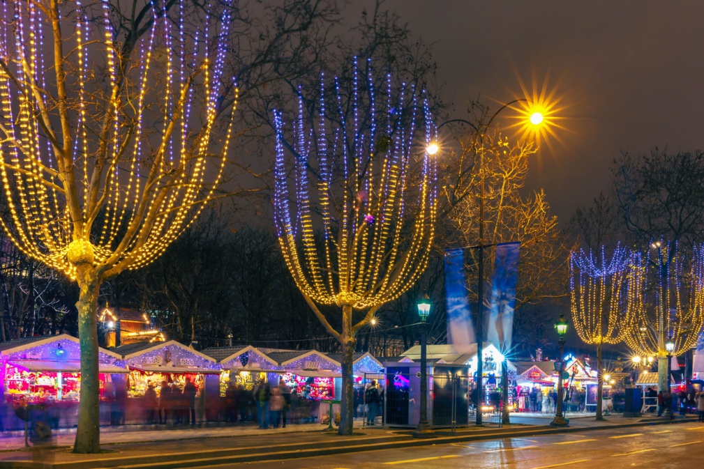 Marché de Noël sur les Champs Elysées à Paris la nuit © Kavalenkava - stock.adobe.com