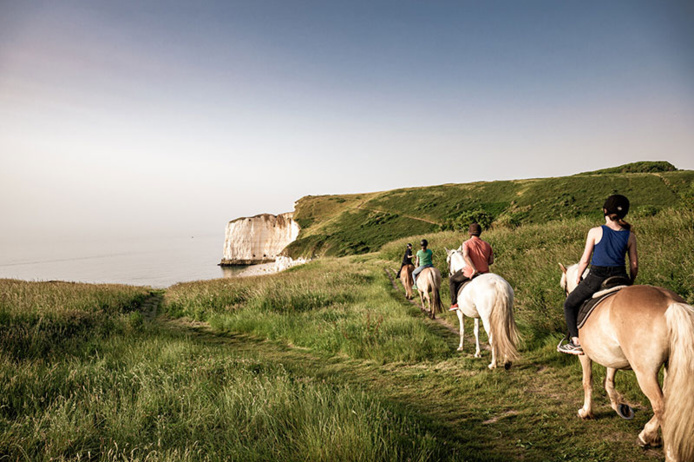 Balade à cheval au coucher du soleil à Étretat, vue sur les falaises, Le Tilleul © Thomas Le Floc'H