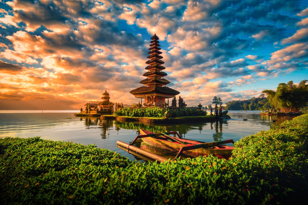 Pura Ulun Danu Bratan, temple hindou avec bateau sur le paysage du lac Bratan au lever du soleil à Bali, Indonésie. © nuttawutnuy - stock.adobe.com