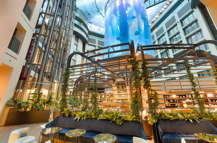 La rénovation du Radisson Collection de Berlin a inclus  le célèbre AquaDom cylindrique dont les bassins, installés dans l'atrium du hall d'entrée, héberge 1 600 poissons tropicaux et sont traversés par un ascenseur offrant une vue à 360 degrés ! (@Radisson Hotel Group)