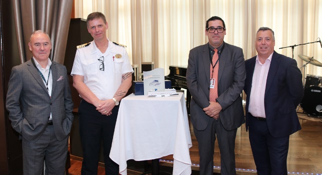 De gauche à droite : Eamonn Ferrin, VP International Business de Norwegian Cruise Line, Rune Myre, Capitaine du N. Epic, le Vice-Président du Ministère du tourisme d’Israël, Kobby Barda et Nick Wilkinson, Regional Vice President de NCL lors de la cérémonie d'échange de plaques à bord du Norwegian Epic - DR De gauche à droite : Eamonn Ferrin, VP International Business de Norwegian Cruise Line, Rune Myre, Capitaine du N. Epic, le Vice-Président du Ministère du tourisme d’Israël, Kobby Barda et Nick Wilkinson, Regional Vice President de NCL lors de la cérémonie d'échange de plaques à bord du Norwegian Epic - DR